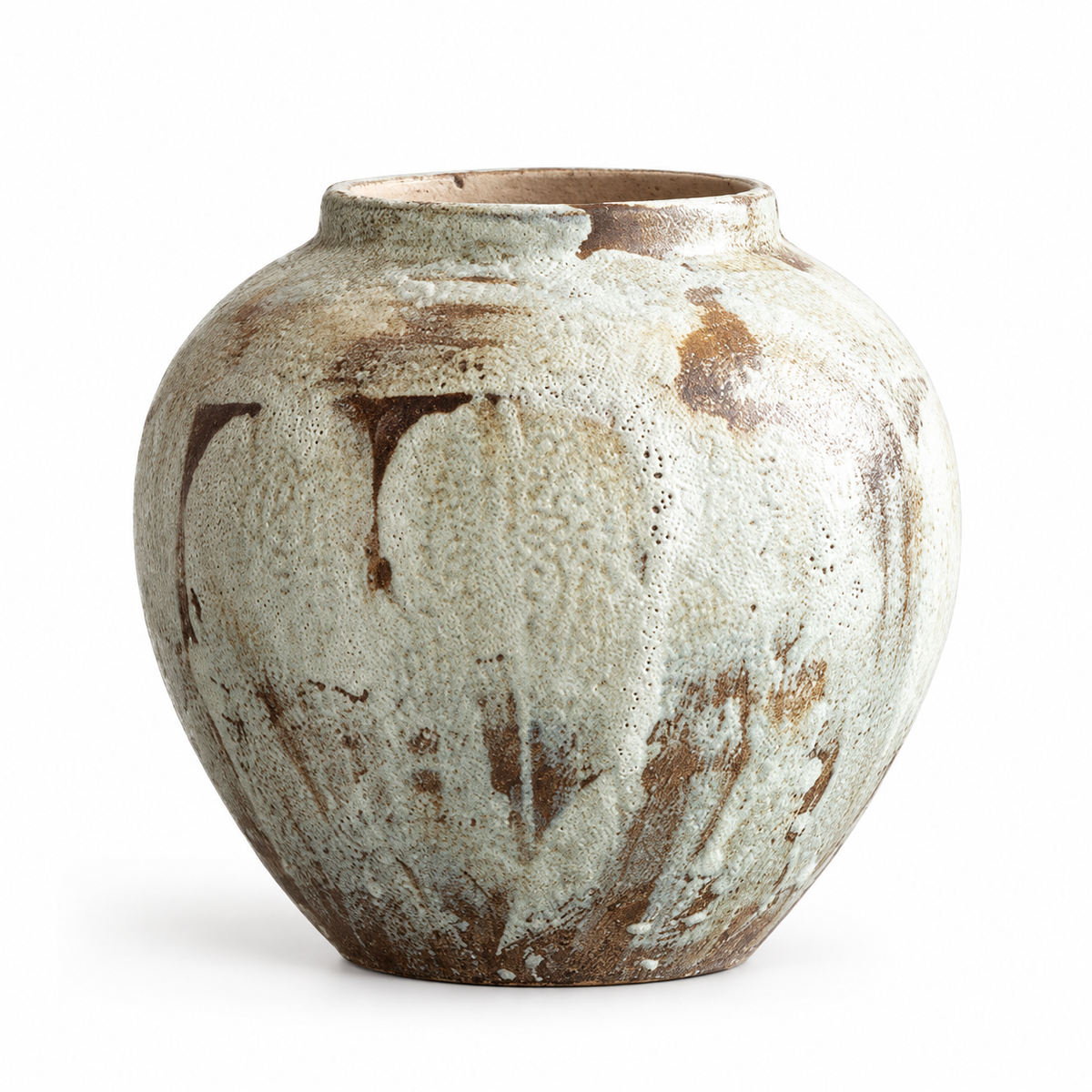 Kleine runde Keramikvase mit gefleckter cremefarbener Glasur vor weißem Studiohintergrund.
