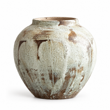 Kleine runde Keramikvase mit gefleckter cremefarbener Glasur vor weißem Studiohintergrund.