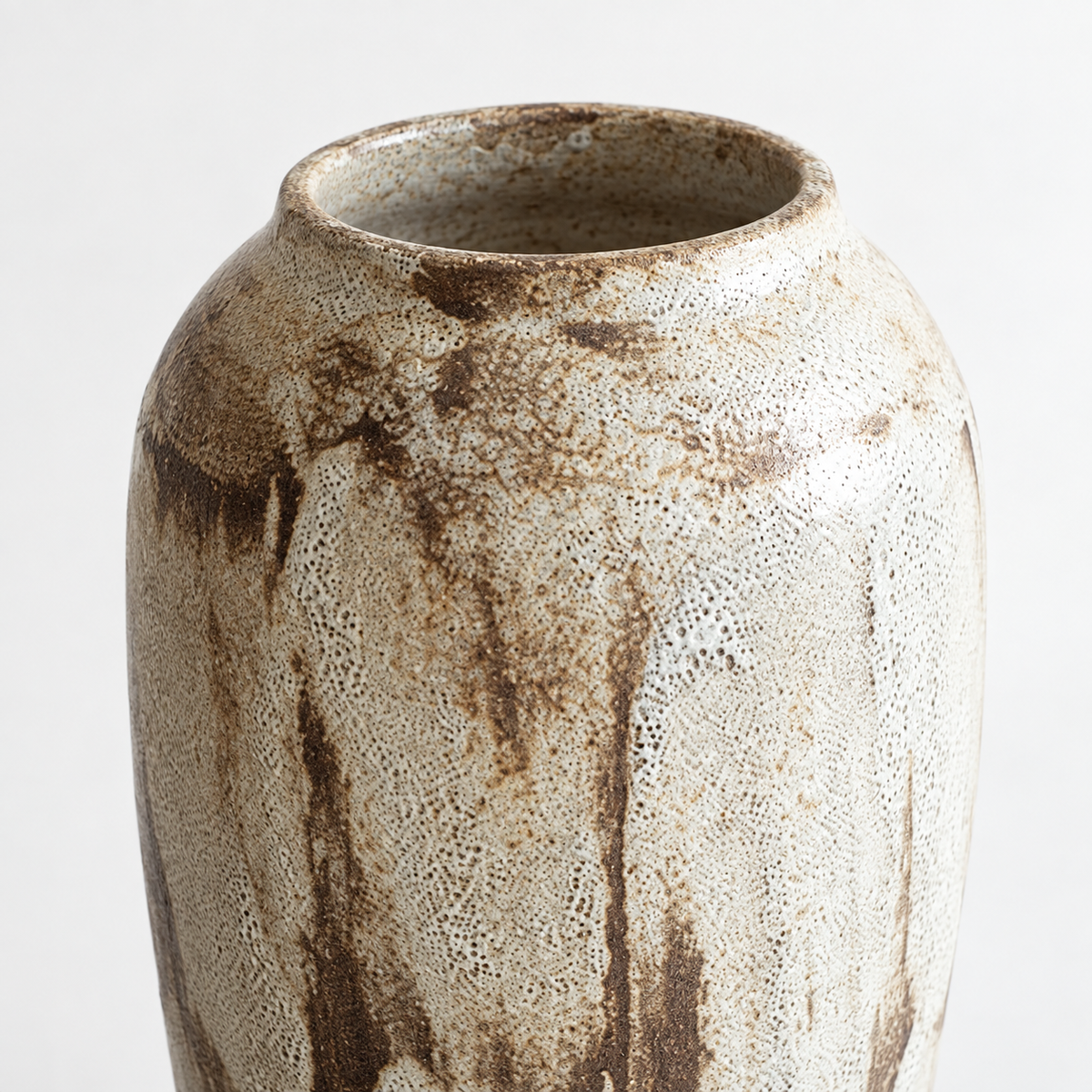 Hohe Keramikvase mit gefleckter cremefarbener Glasur: gefleckte Glasur und lange braune Streifen.