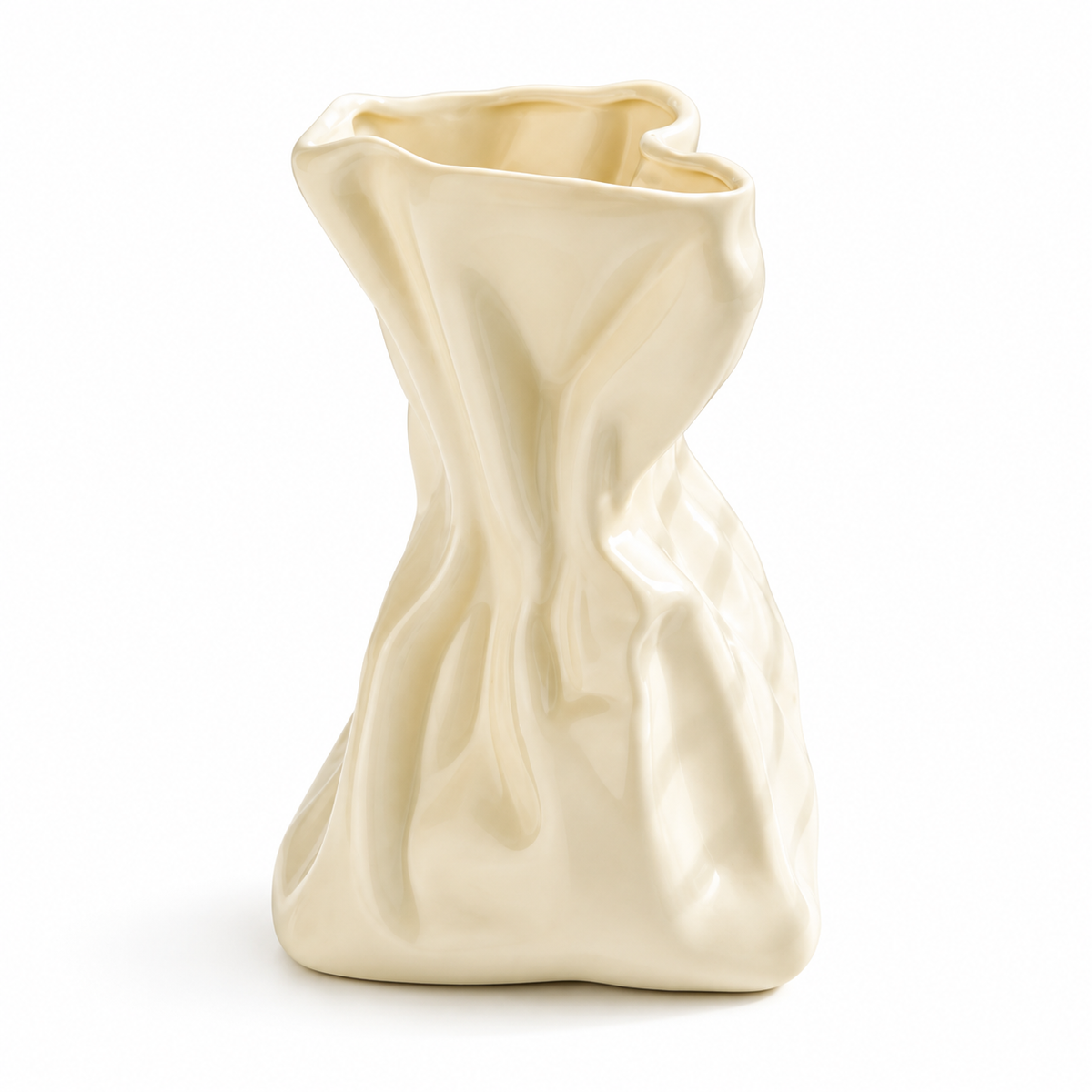 Elfenbeinfarbene Keramikvase in zerknitterter Papiertütenform vor weißem Studiohintergrund.
