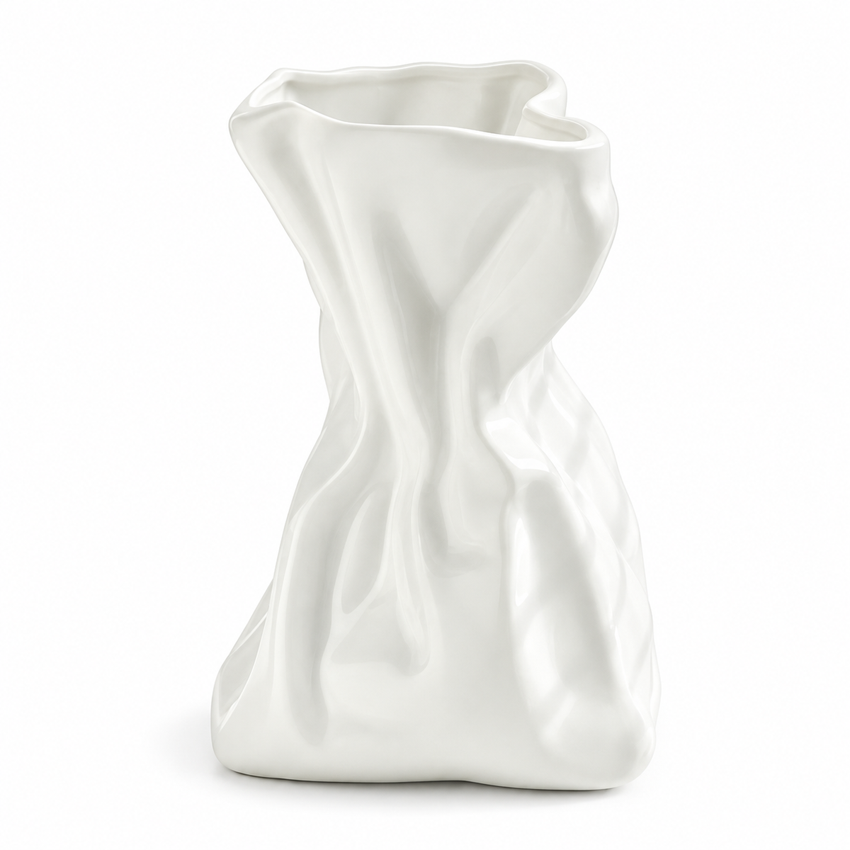 Weiße Keramikvase in zerknitterter Papiertütenform vor weißem Studiohintergrund.