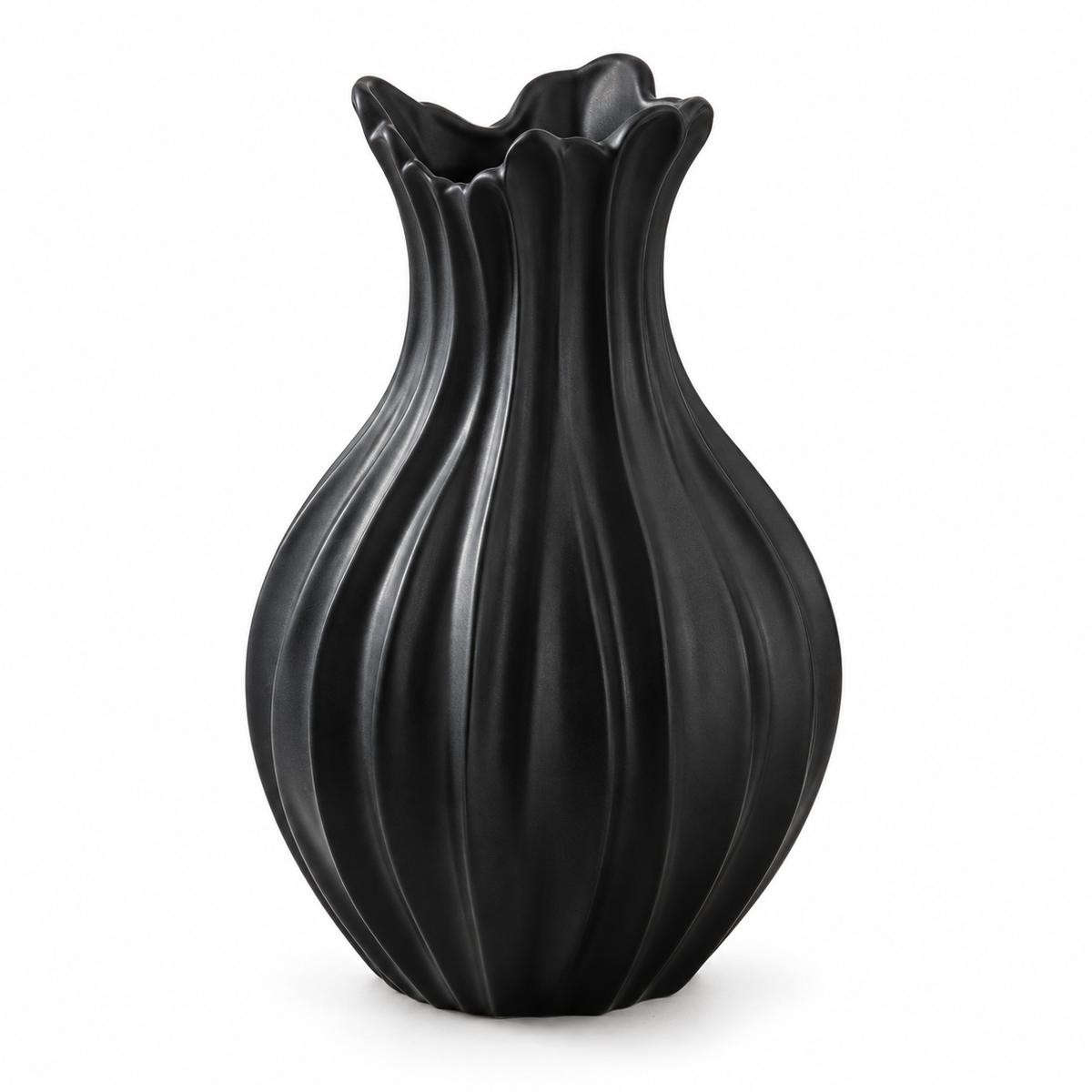 Mattschwarze Keramikvase mit tiefen Rillen vor weißem Studiohintergrund.