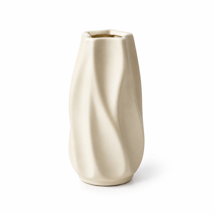 Kleine elfenbeinfarbene Keramikvase mit Spiralfalten vor weißem Studiohintergrund.