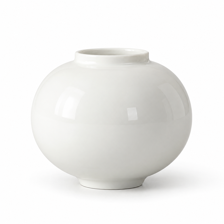 Kleine glänzend weiße Moon-Keramikvase vor weißem Studiohintergrund.