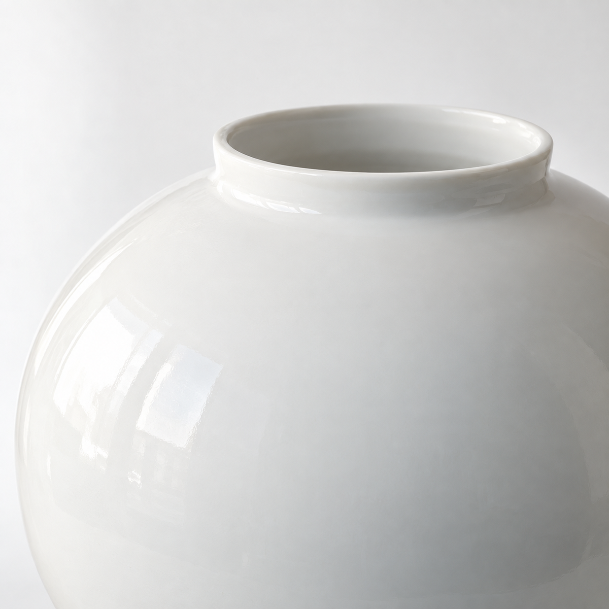 Large glossy white moon ceramic vase: short open rim and glossy white ceramic shoulder.