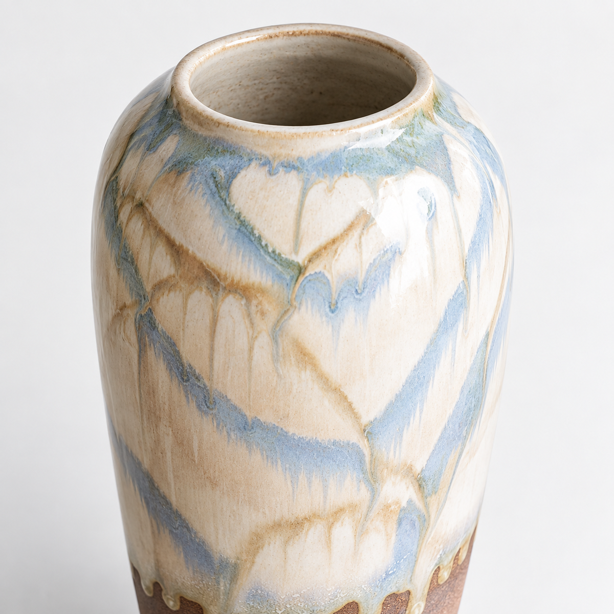 Hohe Keramikvase mit zweifarbiger Laufglasur: elfenbeinblaue Glasurläufe über einem braunen Unterteil.