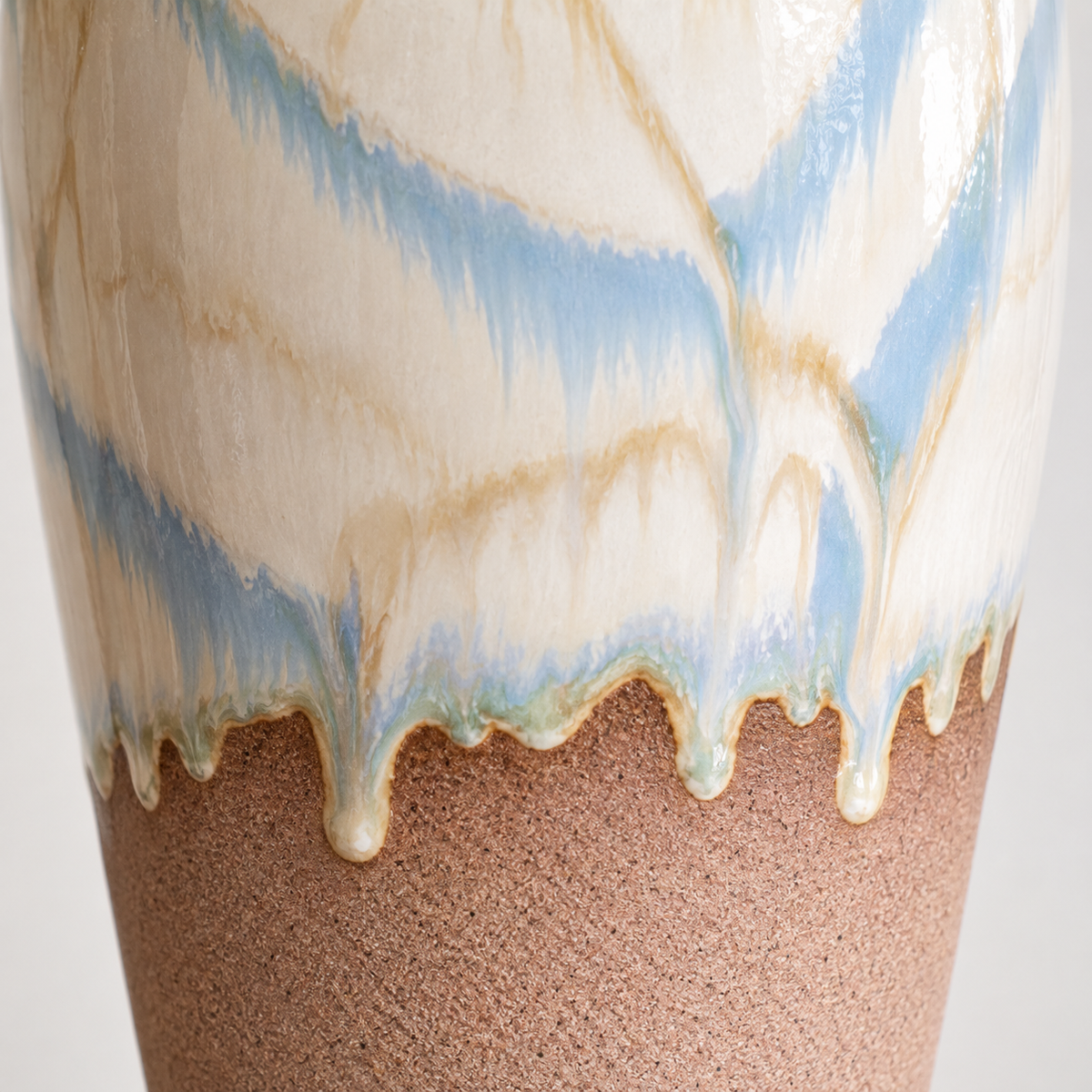 Set aus drei Keramikvasen mit zweifarbiger Laufglasur: elfenbeinblaue Glasur und sandbraune Keramikoberflächen.