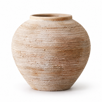 Kleine runde Keramikvase in warmem Elfenbein mit Rippenstruktur vor weißem Studiohintergrund.