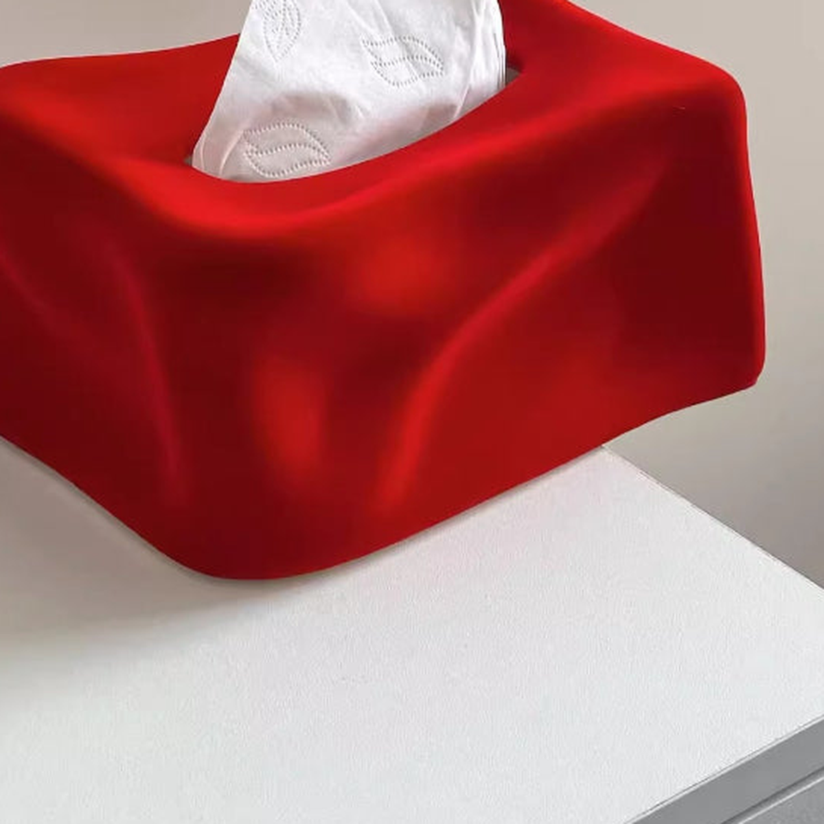 Nahansicht der samtartigen roten Oberfläche, Frontfalten und Taschentuchöffnung.
