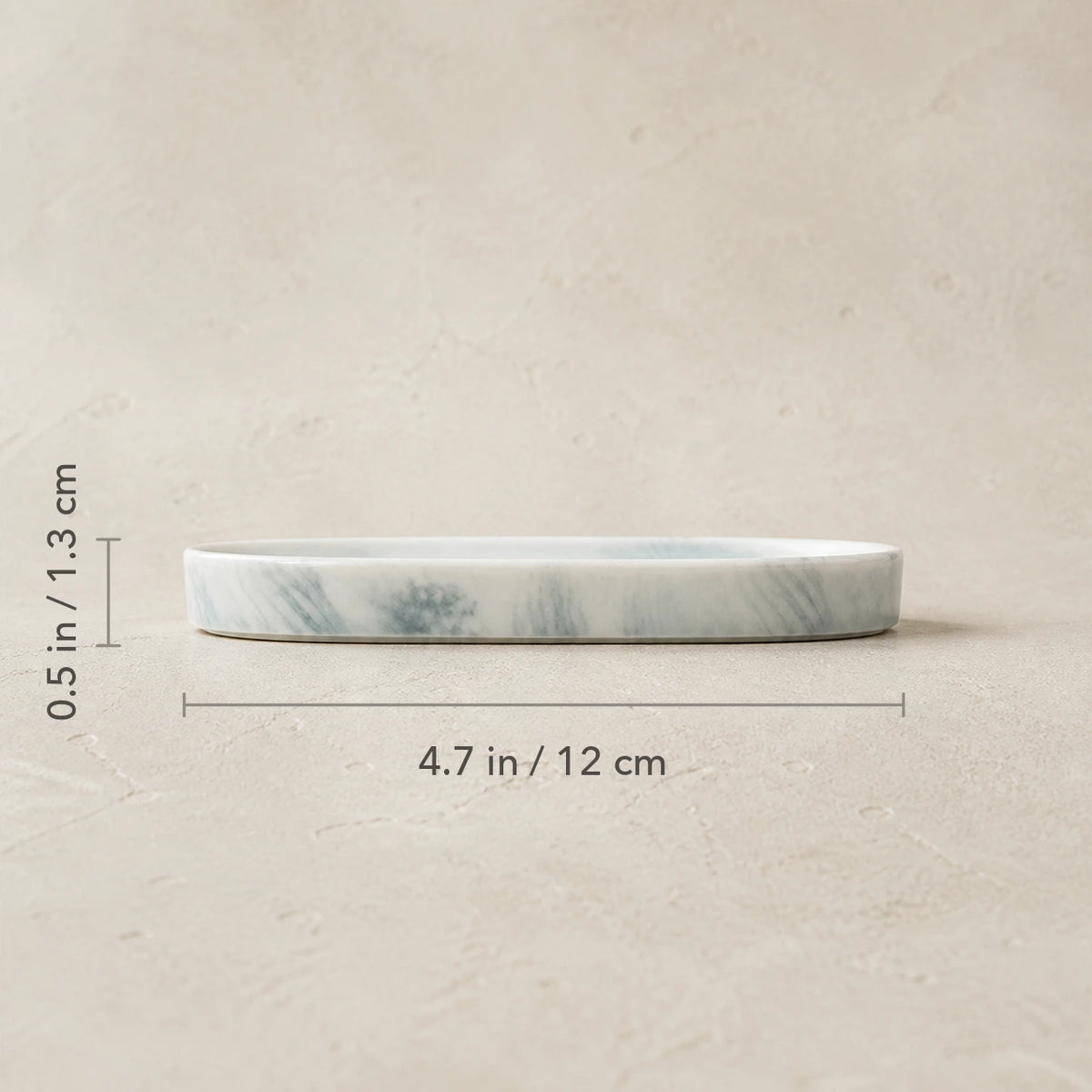Seitenansicht der blau marmorierten Seifenschale mit Maßangaben von 12 cm Länge und 1,3 cm Höhe