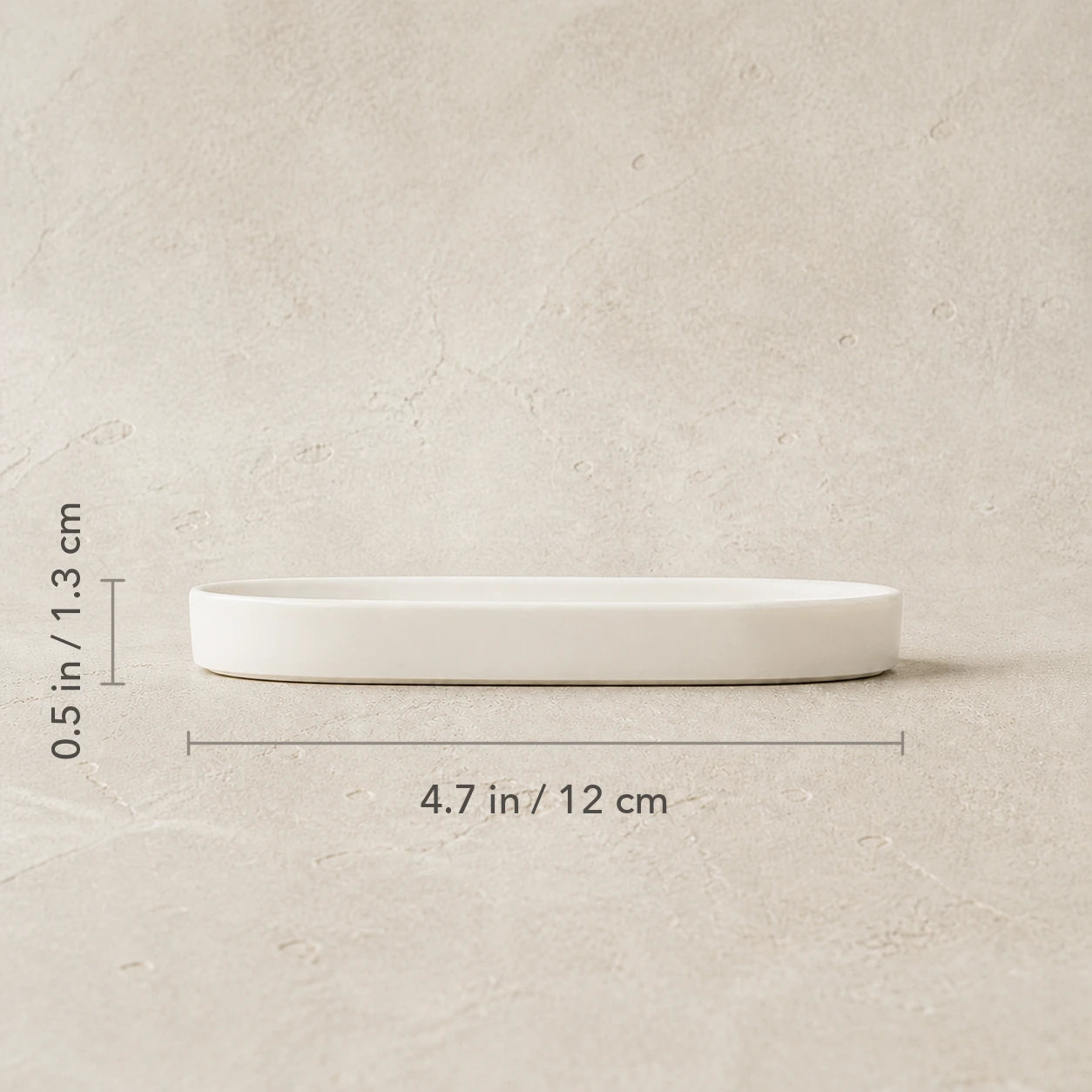 Seitenansicht der mattweißen Seifenschale mit Maßangaben von 12 cm Länge und 1,3 cm Höhe