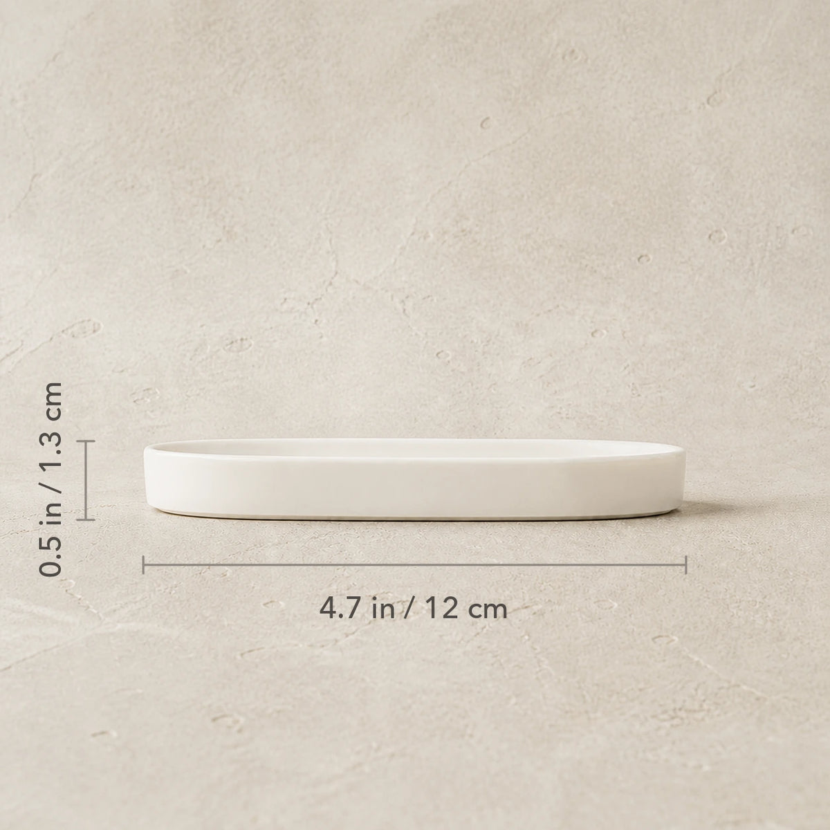 Seitenansicht der mattweißen Seifenschale mit Maßangaben von 12 cm Länge und 1,3 cm Höhe