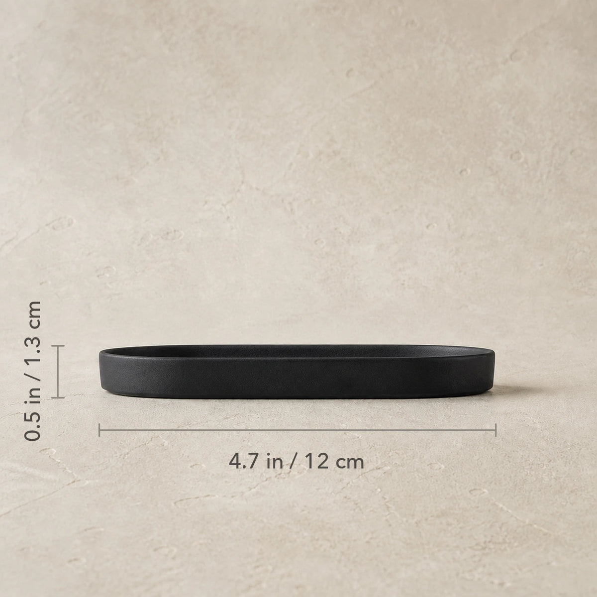 Seitenansicht der mattschwarzen Seifenschale mit Maßangaben von 12 cm Länge und 1,3 cm Höhe