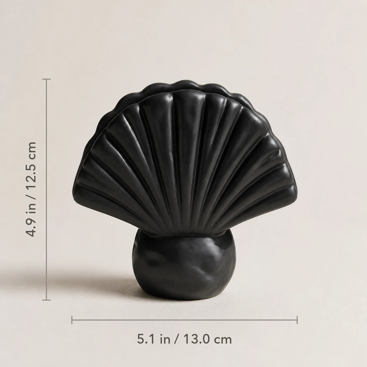 Schwarzer Keramik-Serviettenhalter in Muschelform mit Maßen von 13 cm Breite und 12,5 cm Höhe