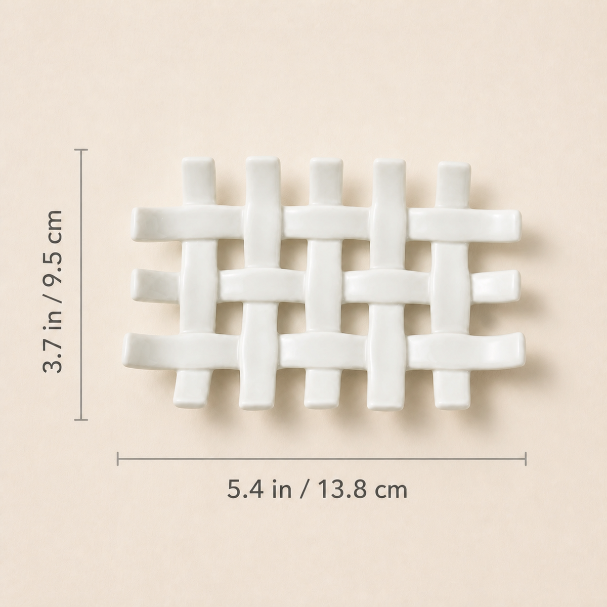 Milchweiße geflochtene Keramik-Seifenschale mit Maßangaben 13,8 cm Länge und 9,5 cm Breite vor hellem Grund