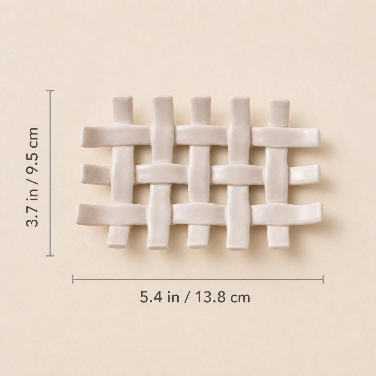 Aprikosenfarbene geflochtene Keramik-Seifenschale mit Maßangaben 13,8 cm Länge und 9,5 cm Breite