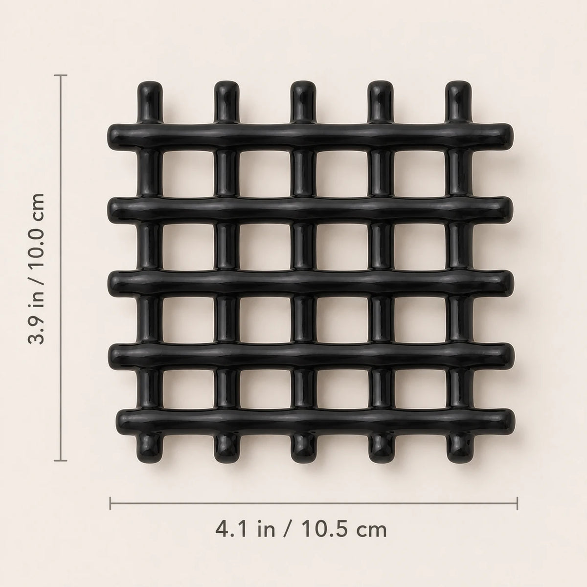 Porte-savon en treillis noir vu de face avec les dimensions indiquées de 10,5 cm de largeur et 10 cm de hauteur